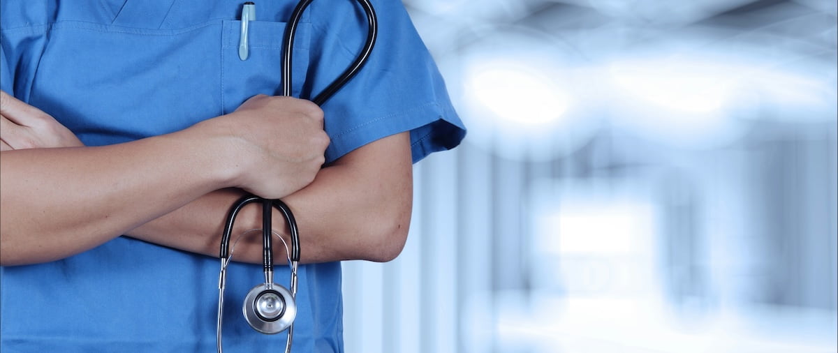 Profesional médico con estetoscopio en clínica